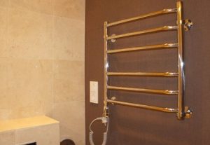 Установка электрического полотенцесушителя в ванной в Энгельсе